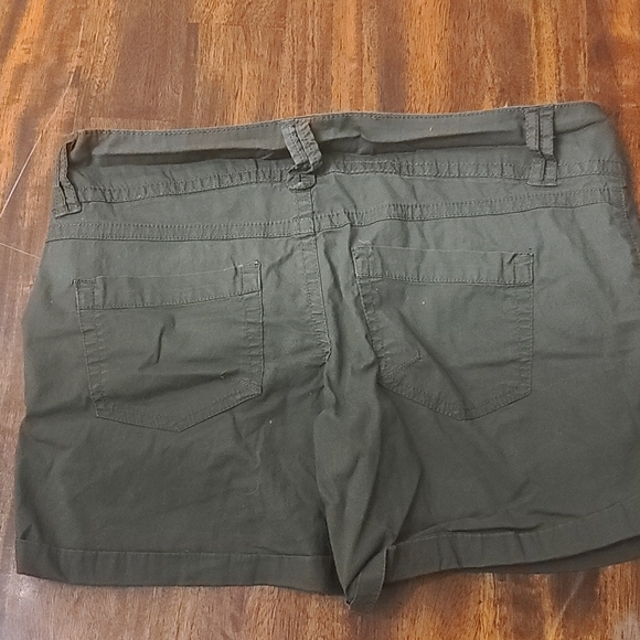 Women's size 6 shorts - Picture 2 of 3